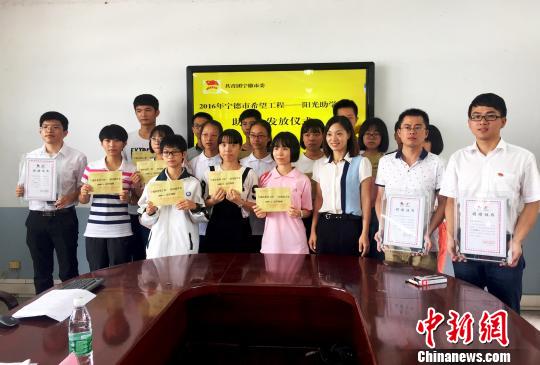 资料图:助学金发放现场。 叶茂 摄