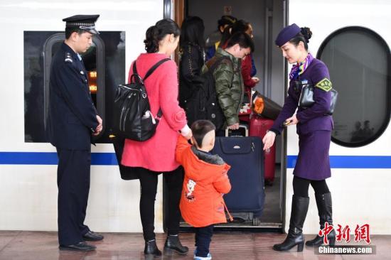 资料图：列车长周婕协助旅客上车。中新社记者 陈文 摄