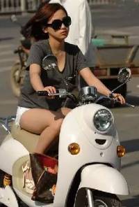 又一个骑电动车的美女火了，谁认识？