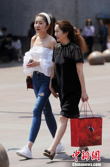 重庆气温升至32℃ 美女穿夏装出行|重庆|气温|美女
