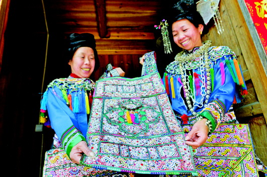 4月13日,吴松桃(右)与杨银会在展|年收入|广州|