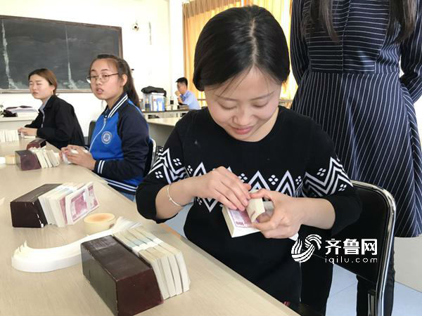 "这些花式点钞手法划分起来只有两种,单指单张和多指多张,朱庆华说