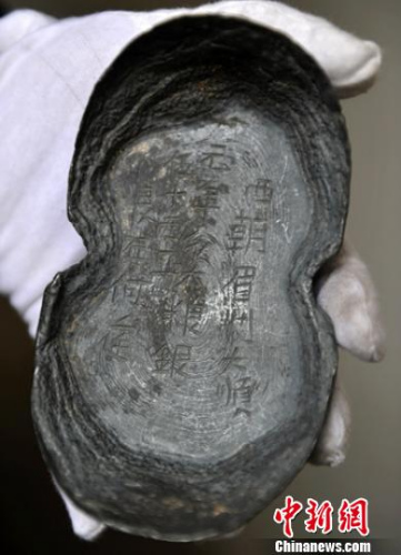 四川彭山警方追回的“江口沉银遗址”被盗挖文物银锭。资料图 刘忠俊 摄