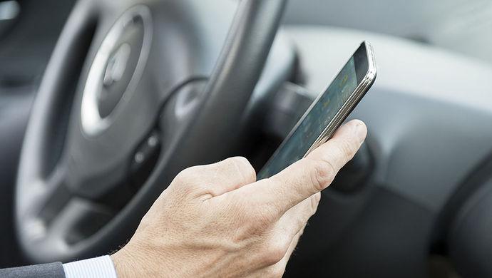 小客车司机看手机撞死行人,崇明法院判处有期