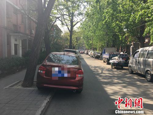 4月13日，北京一街道车辆停上人行道。汤琪 摄