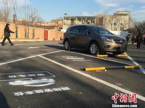 资料图：北京西单灵境胡同地铁站旁的停车场。曾鼐 摄