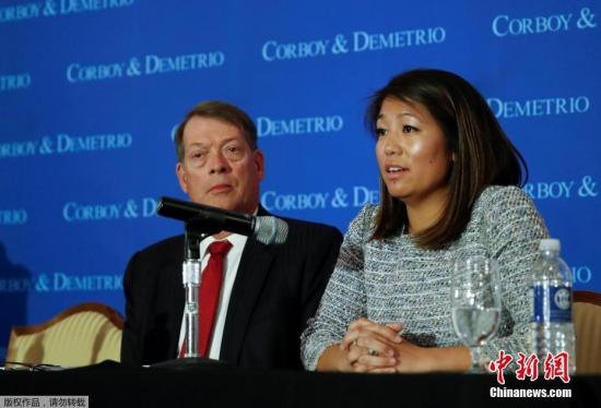 遭暴力驱逐的美国联合航空公司亚裔乘客陶大卫（David Dao音译）的女儿和代表律师，4月13日在芝加哥工会联盟俱乐部召开新闻发布会。