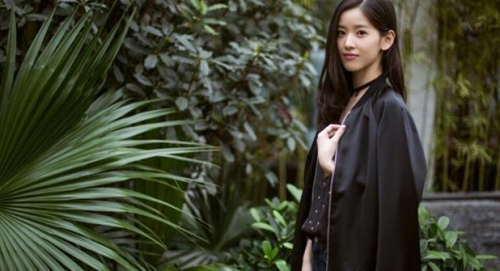 奶茶妹妹代言京东服装品牌 刘强东省下一笔代