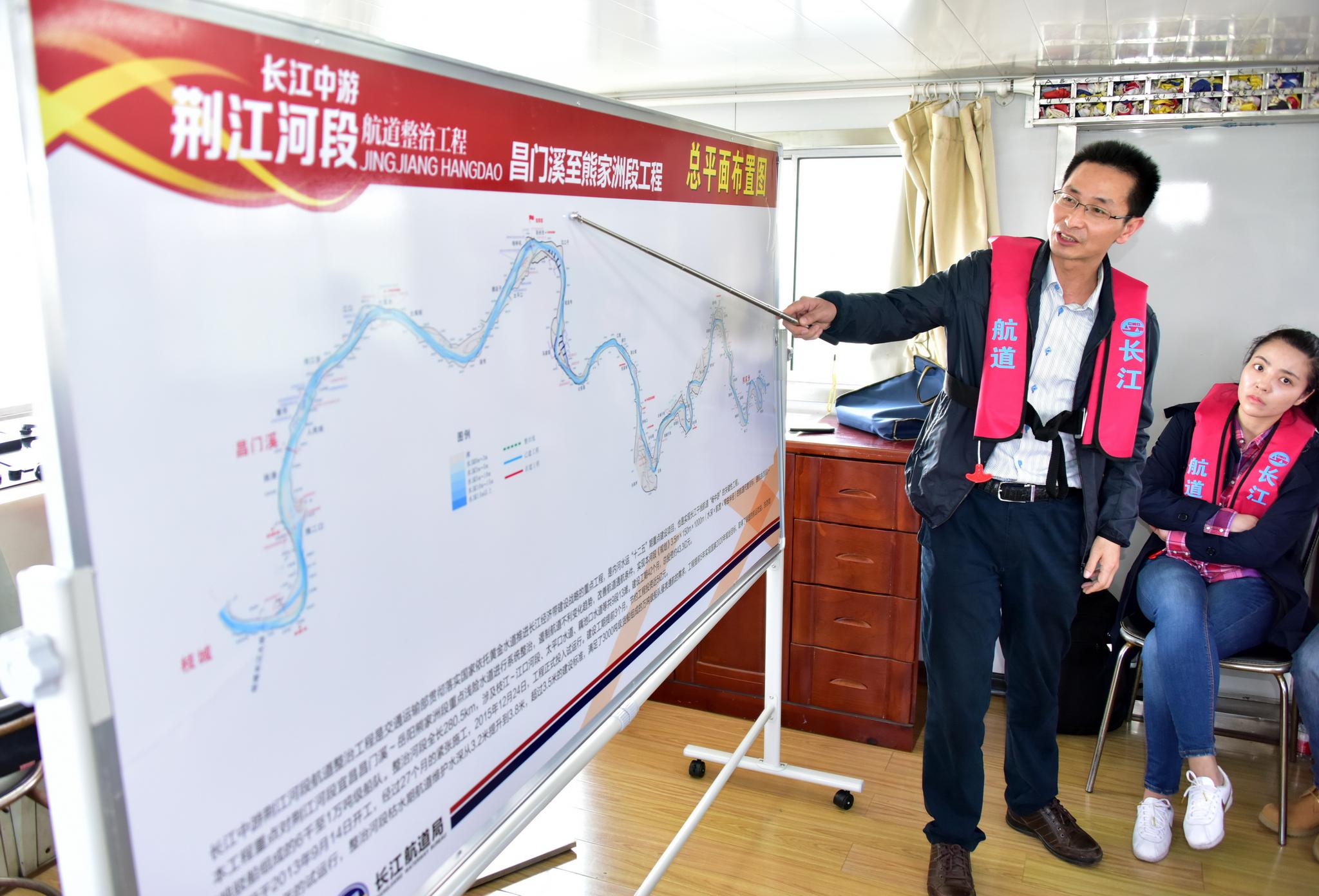 长江中游荆江航道整治工程建设指挥部常务副指挥长何传金介绍荆江工程