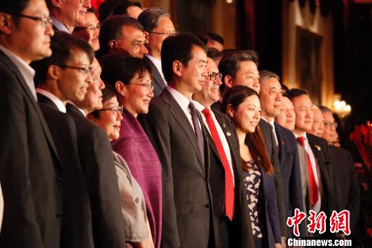 当地时间2017年4月14日,中国驻多伦多新任总领事何炜夫妇(中)在总领馆举行的到任招待会上与参会嘉宾合影。 余瑞冬 摄