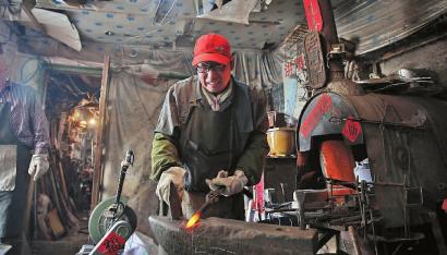 作为传统手艺的铁匠行业慢慢消失了 本组图片 新文化记者 王强 摄