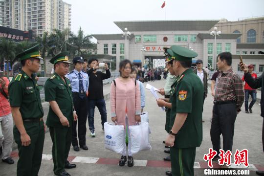 图为警方将解救的2名被拐卖越南女子遣送出境。　黄卓　摄