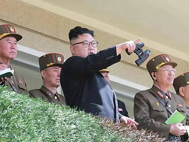  4月14日朝鲜政府发放照片：朝鲜最高领导人金正恩（中）在未名地点观看军事训练。（新华/美联）