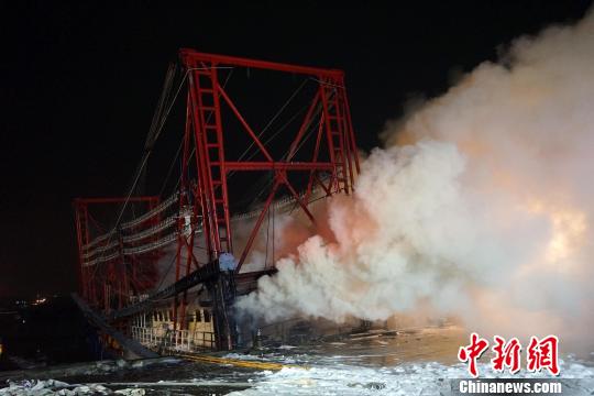 起火船只浓烟滚滚。　李海华 摄