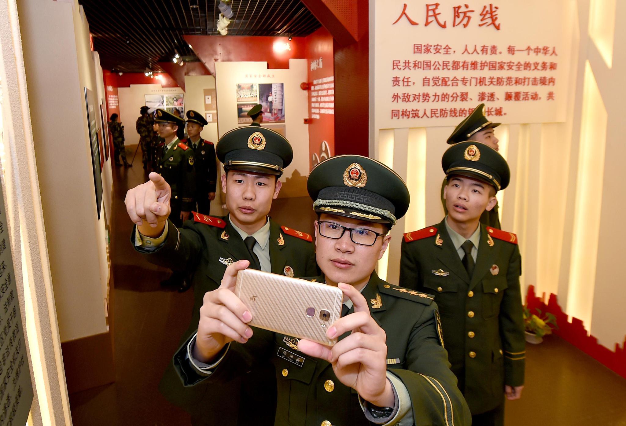 全民国家安全教育日:上海武警宣传国家安全知
