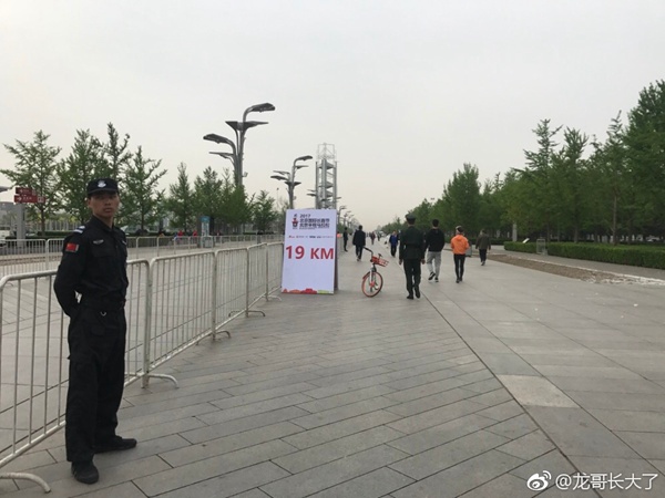 今天上午7时许，北京鸟巢半程马拉松开跑，天空云量较多。（图片来源：微博）