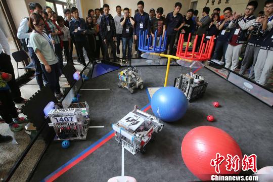 作为承办方,东南大学仪器科学与工程学院多年来致力于机器人行业的研究、发展及普及。 泱波 摄