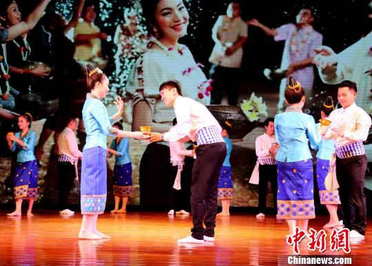 图为东盟留学生展示本国传统民俗。 邓惠文 摄