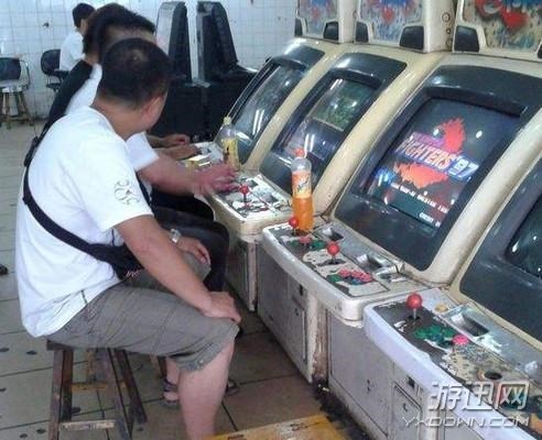 投假币、开锁、抢机子 8090后儿时混游戏厅干