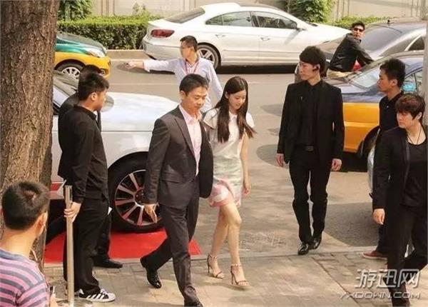 刘强东奢华生活曝光:豪车一大堆 私人飞机秒杀