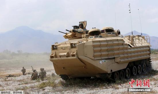 当地时间2015年4月21日,菲律宾北部,代号为“肩并肩”的菲美联合军事演习进入第二天。此次军演双方有超过1万人参加,参演人数较去年增加一倍。