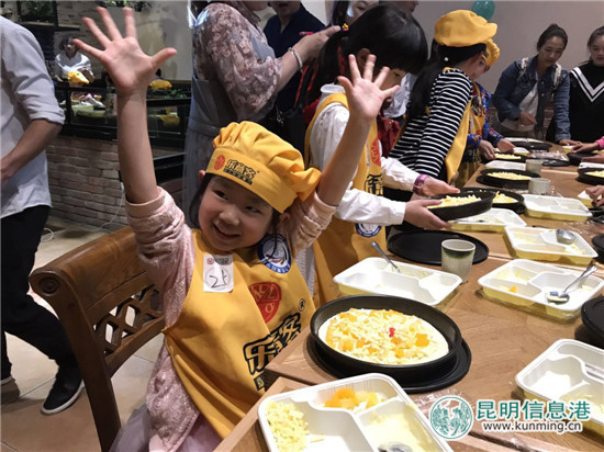 萌娃争做意大利主厨 动手DIY披萨秀厨艺
