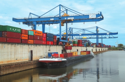 德国西部城市杜伊斯堡DIT货运场站拍摄的河运