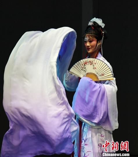 剧中杜丽娘由曾获得过第八届福建省青年演员比赛金奖的张倩倩扮演。 刘可耕 摄