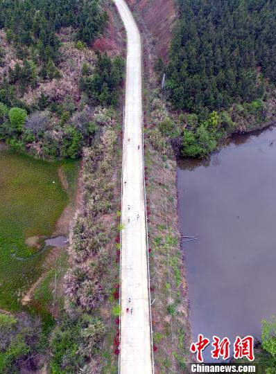 赛道经过精心设计,比赛经过古道、徽派村落等极具地域风情的标志性景观。 刘占昆 摄