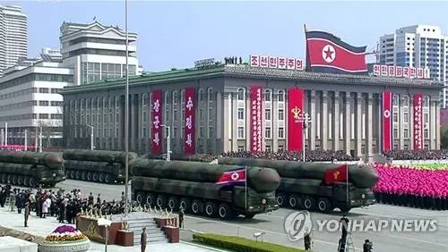 ▲朝鲜在太阳节阅兵式上公开疑似新型洲际弹道导弹的武器