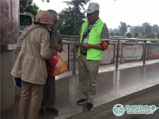 盘龙区组织志愿者上街进行文明出行志愿服务