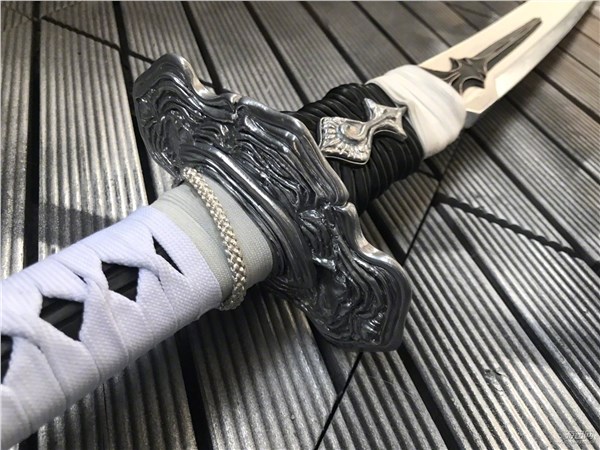 玩家打造《尼尔:机械纪元》2B武器 刀身修长完美还原_八卦趣闻_新浪游戏_新浪网