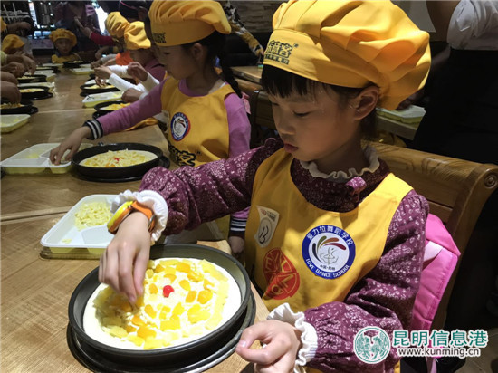 萌娃争做意大利主厨 动手DIY披萨秀厨艺