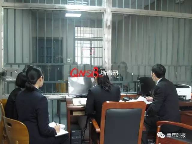 浙江一男婴被母亲大年夜4楼扔下逝世里逃生,不知父密切谁,外公外婆拒绝抚养…… 承办法官在浙江省第二女子监牢开庭审理本案