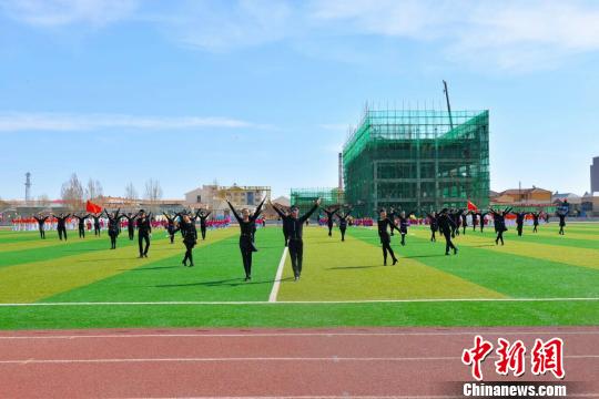 图为中蒙两国民众举行健身活动。 蔺俊 摄