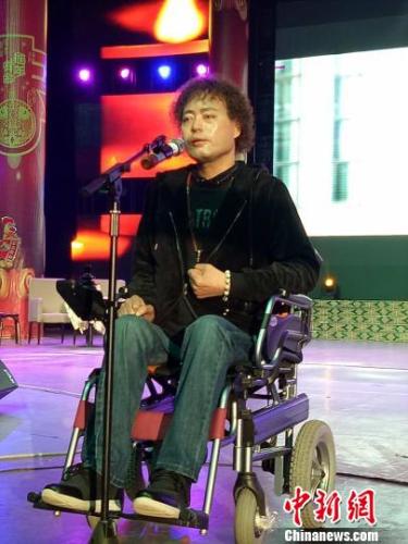 图为“渐冻人”歌手杨学峰。 孟利民 摄