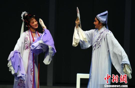 剧中柳梦梅由越剧尹派“非遗”传承人、国家一级演员陈丽宇出演,杜丽娘则由曾获得过第八届福建省青年演员比赛金奖的张倩倩扮演。 刘可耕 摄