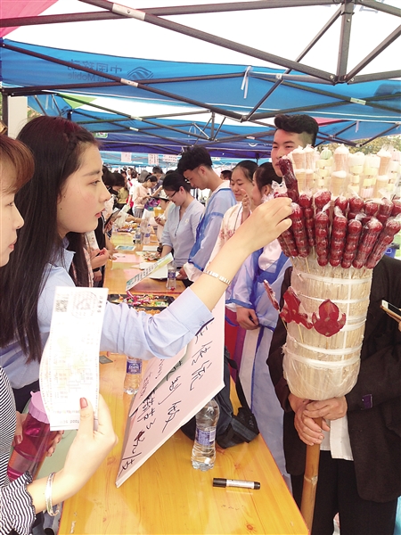 边尝美食边找工作 西南大学食品博览会好热闹