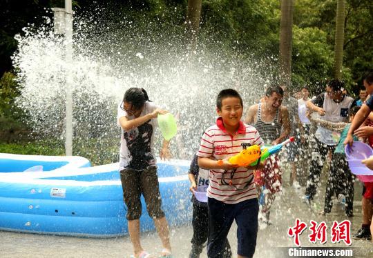 图为各国学生泼水嬉戏,尽情享受泼水节乐趣。 李琴 摄