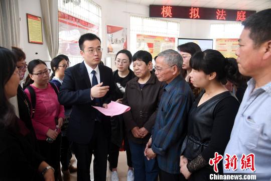 4月16日,江西省新余市律师协会的法律服务志愿者在渝水区暨阳社区向居民讲解民法总则的新变化。周亮 摄