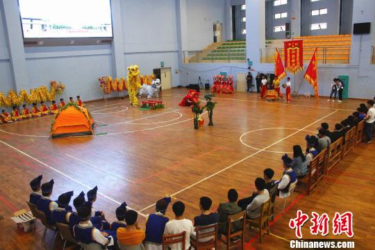图为中国、泰国师生一同观看舞狮表演。 朱柳融 摄