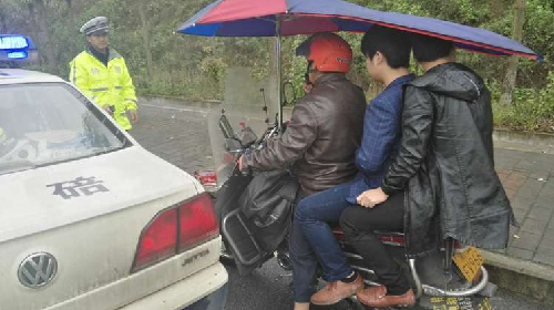 二轮摩托车超员行驶 北碚交巡警依法处罚|摩托