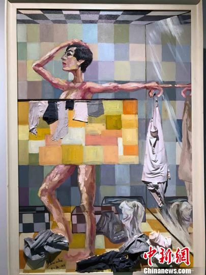 参展作品《女人的衣柜里永远缺一件衣服》将废旧衣物融入油画创作而成。 王谨 摄