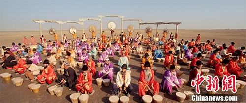 电影《塔克拉玛干的鼓声》首映 主演:望展现新