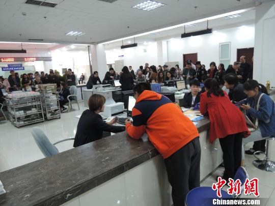 郑州现实版光明区信访局已整改 市民仍愿趴窗