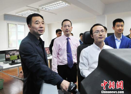 景海鹏、陈冬一行同日参观了复旦大学校史馆,并走进航天模拟实验室,与三十余位航空航天系师生亲切交流。 刘畅 摄
