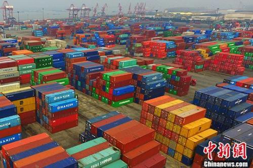资料图:南京龙潭港摆放着的进出口集装箱。<a target=\'_blank\' href=\'http://www.chinanews.com/\'>中新社</a>记者 泱波 摄
