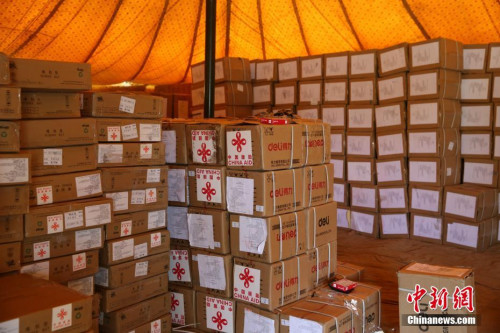 图为援尼地方选举物资。<a target=\'_blank\' href=\'http://www.chinanews.com/\'>中新社</a>记者 张晨翼 摄