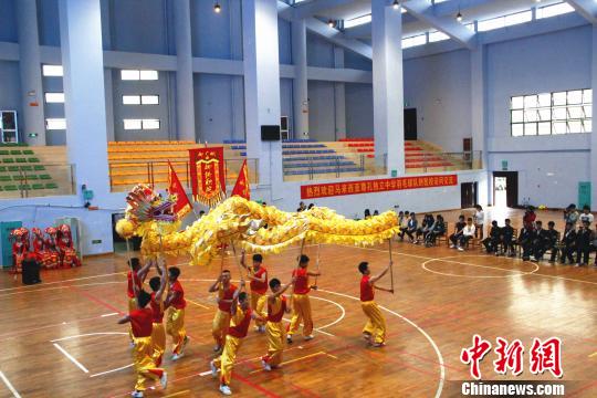 图为中国、泰国师生一同观看舞龙表演。 朱柳融 摄