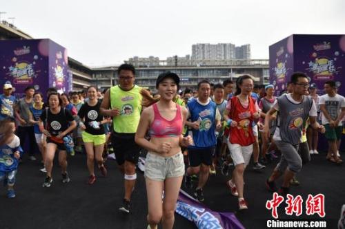 资料图:成都数百名跑步爱好者参与公益跑。